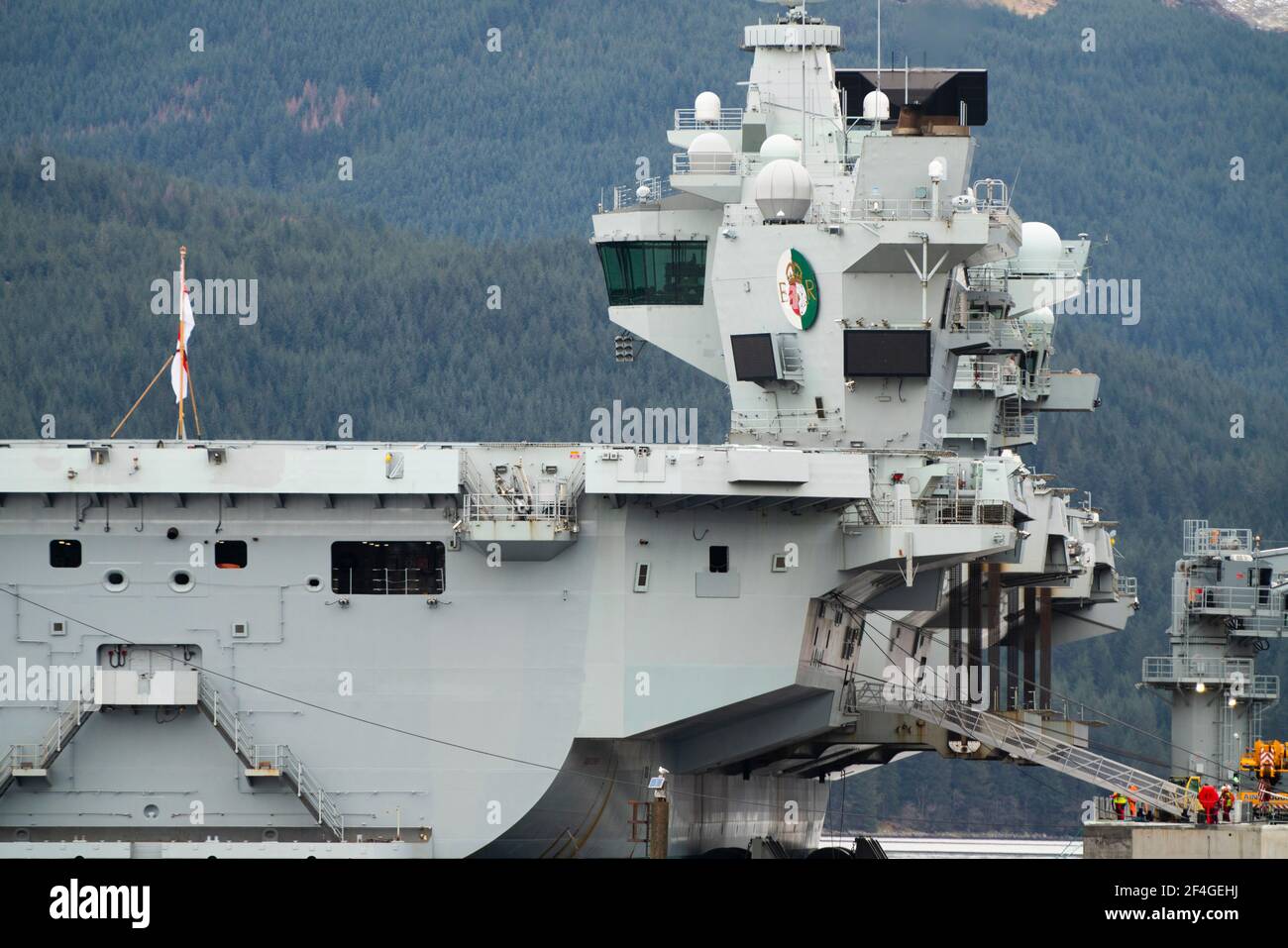 Dettaglio della Royal Navy HMS Queen Elizabeth portaerei ormeggiata a Glenmallan su Loch Long, Argyll e Bute, Scozia Foto Stock
