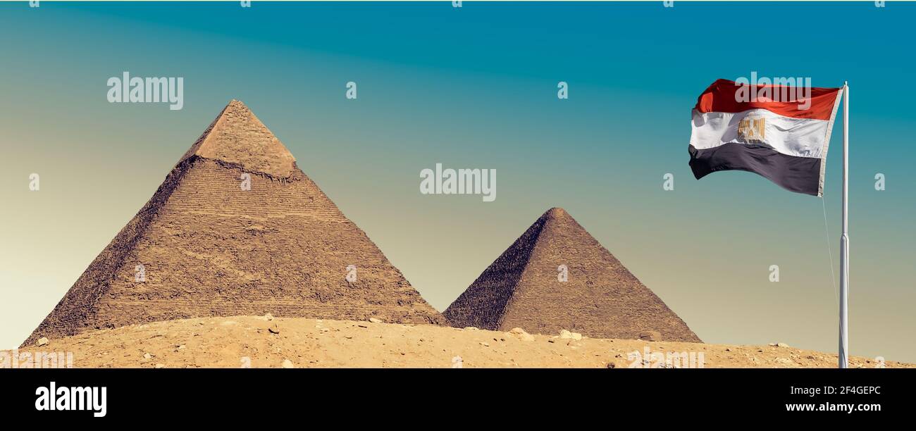 Piramidi egiziane con bandiera egiziana, paesaggio panoramico. I migliori simboli egiziani per il vostro concetto di viaggio. Foto Stock