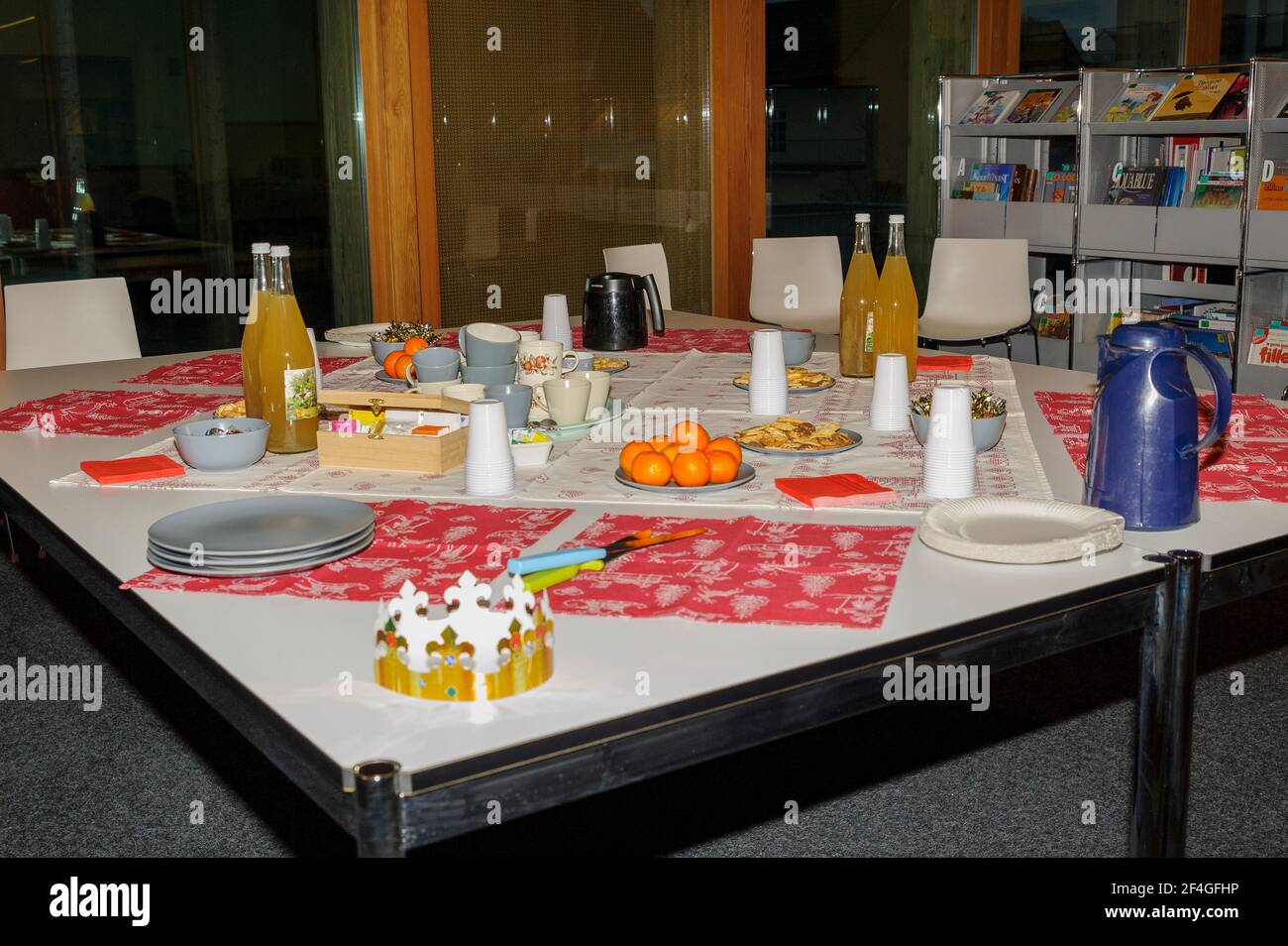 Tavolo delle cinque molto accogliente - un tavolo ben fornito con bevande, caldo e freddo, torte secche e frutta. Foto Stock