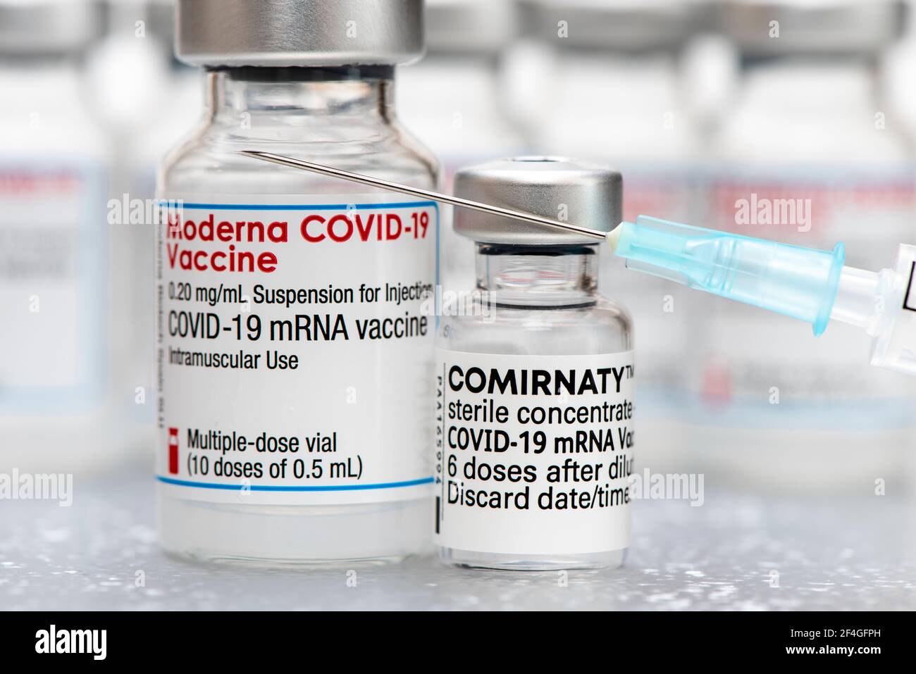 Original COVID-19 Impfampulle der Firma moderna und Pfizer-BioNTech Foto Stock