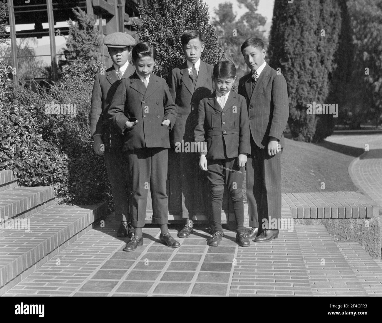 Gruppo di ragazzi occidentali, Cina, Pechino (Cina), 1931. Dalla collezione di fotografie di Sidney D. Gamble. () Foto Stock