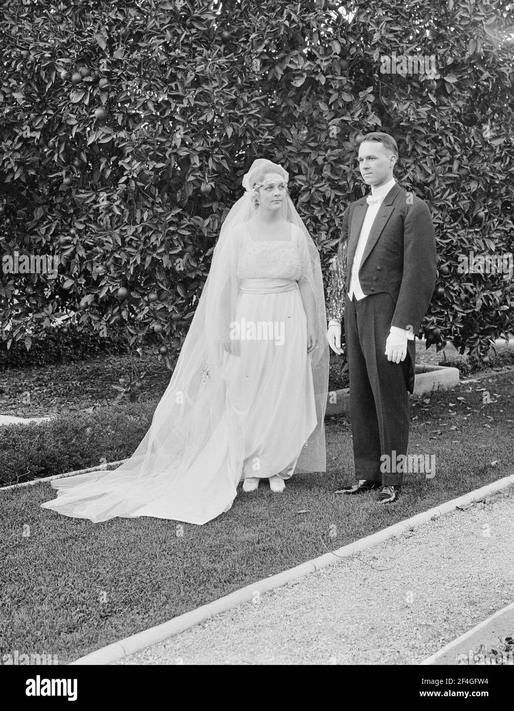 Western Bride and Grroom, Cina, Pechino (Cina), 1931. Dalla collezione di fotografie di Sidney D. Gamble. () Foto Stock