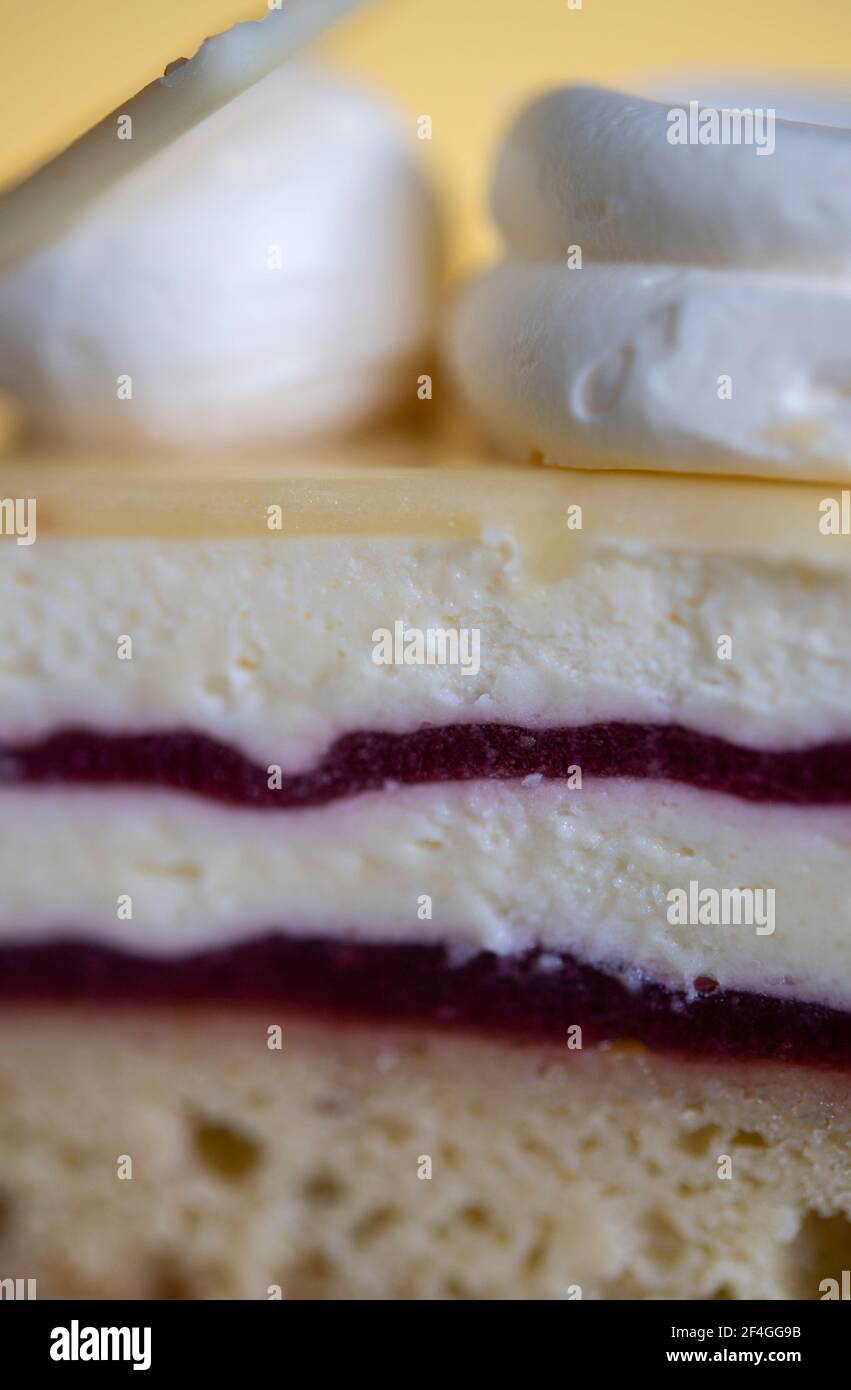 Primo piano di una fetta di torta appena fatta con crema e inceppamento Foto Stock