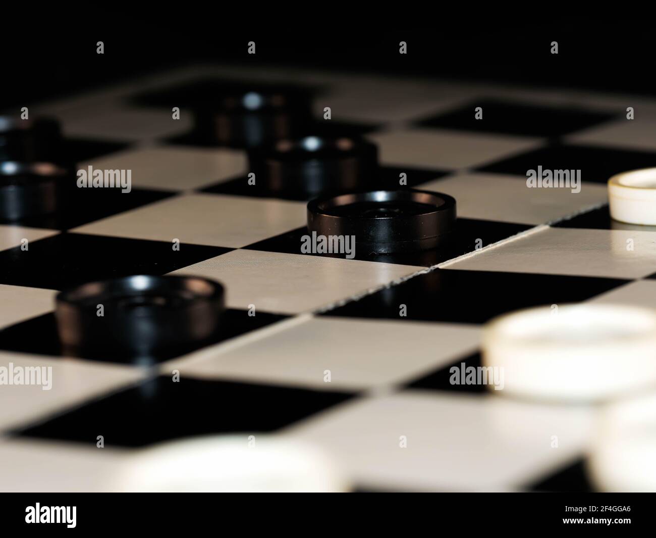 Scacchiera con pedine. concetto di gioco.board game.hobby.dama sul campo di gioco per un gioco Foto Stock