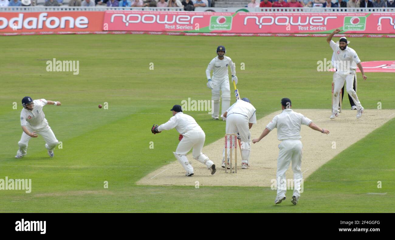 3° TEST INGHILTERRA V INDIA ALL'OVALE. BELL TRYS PER PRENDERE UNA PALLA DA DRAVID OFF MONTY 9/8/2007 FOTO DAVID ASHDOWN Foto Stock