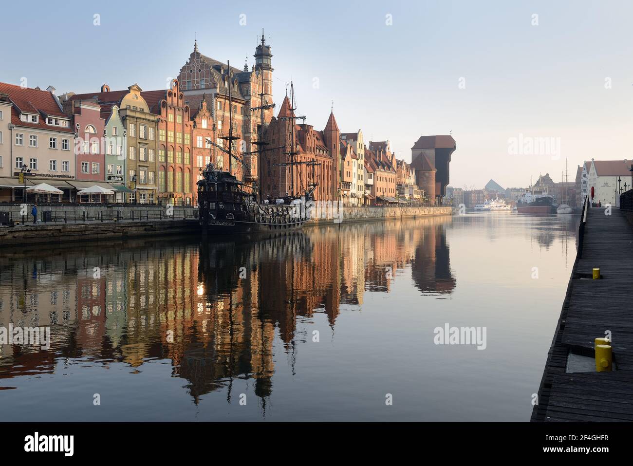 Gdansk, Polonia - 15 aprile 2018: Ponte lungo di Danzica con nave in legno medievale e Zuraw Crane, costa baltica, Polonia. Foto Stock