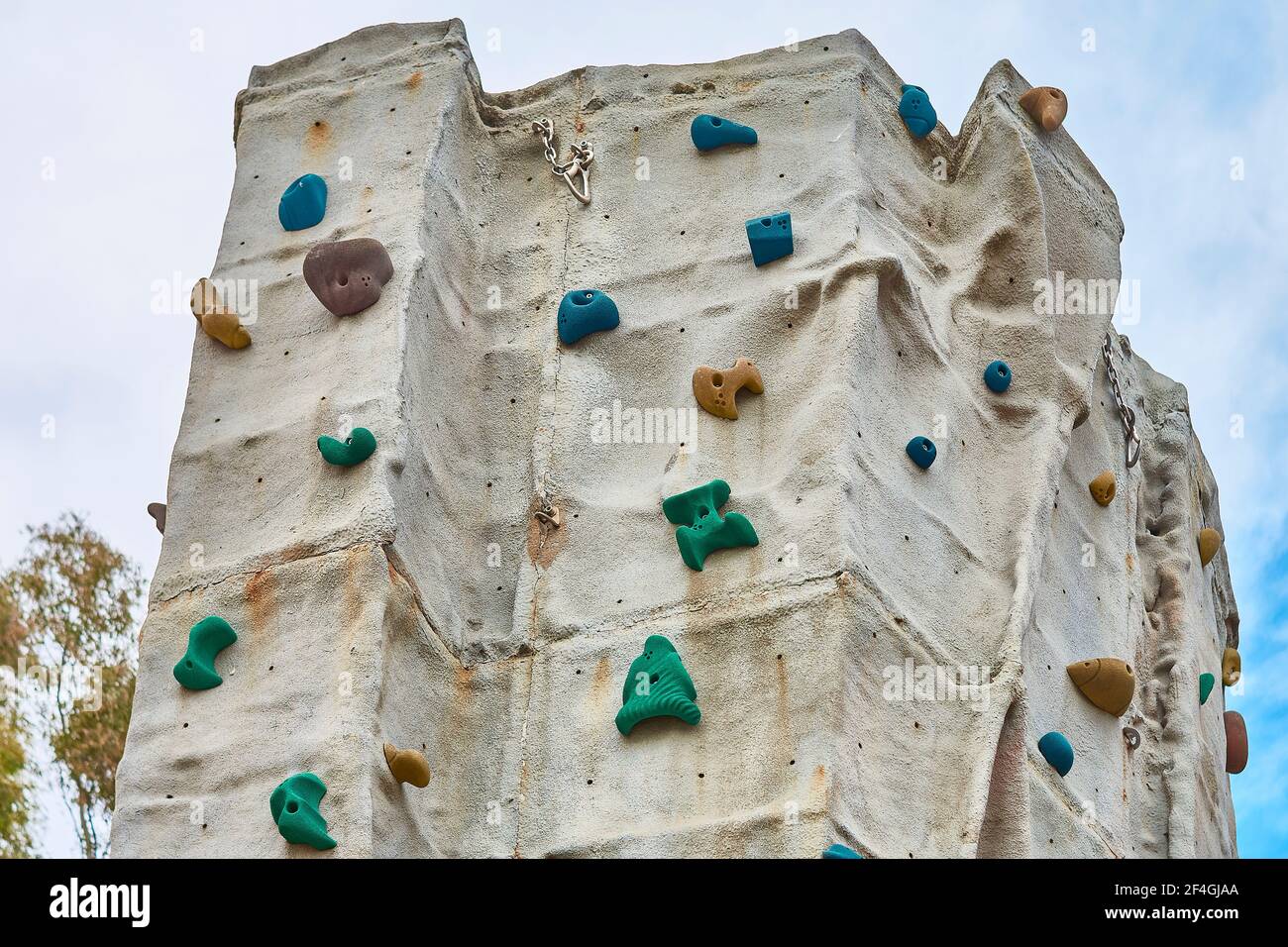 parete artificiale per arrampicata all'aperto con elementi di fissaggio Foto Stock