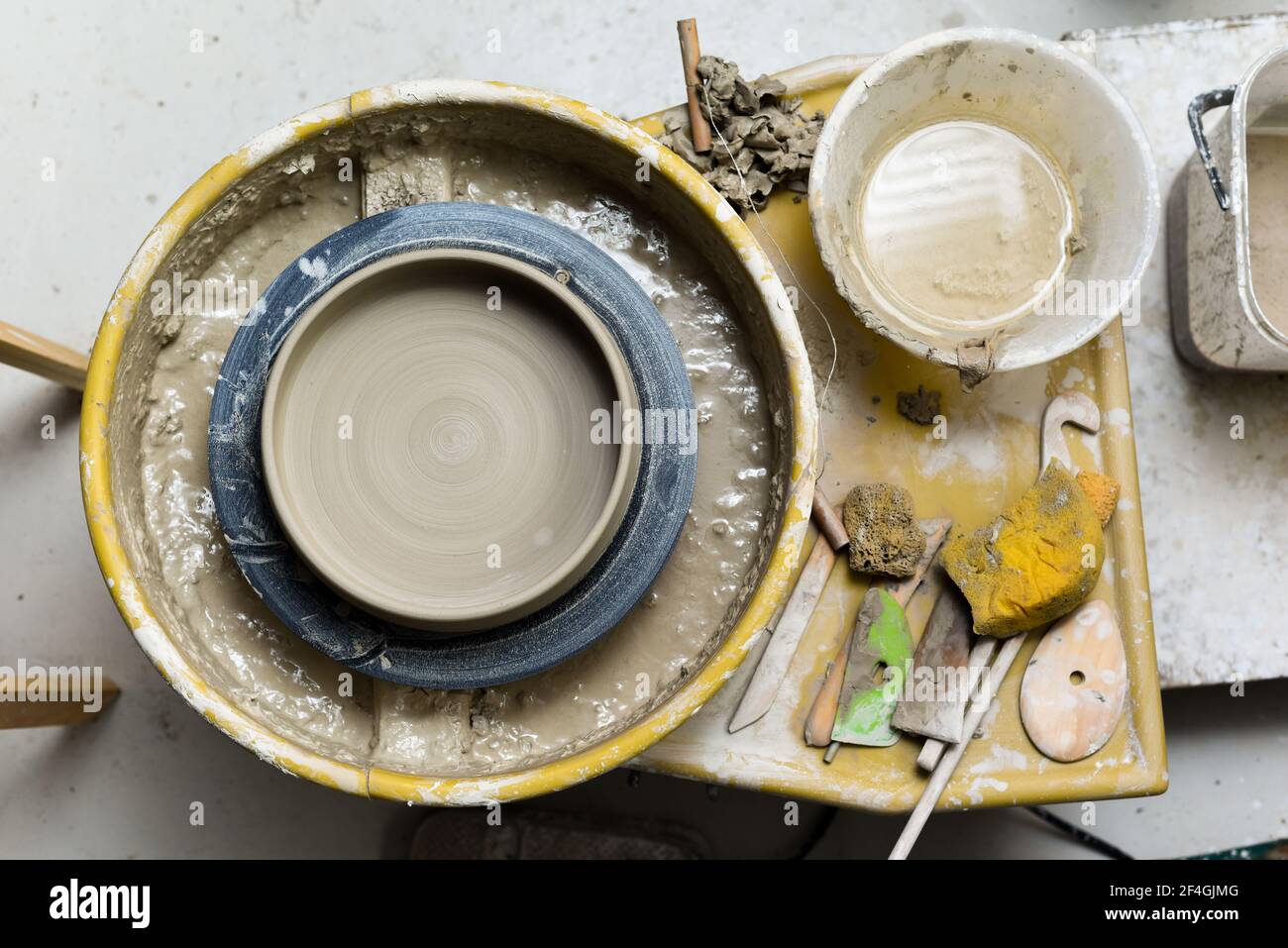 Ruota in ceramica con utensili in ceramica per fare arte e artigianato  oggetti di argilla in uno studio di officina Foto stock - Alamy