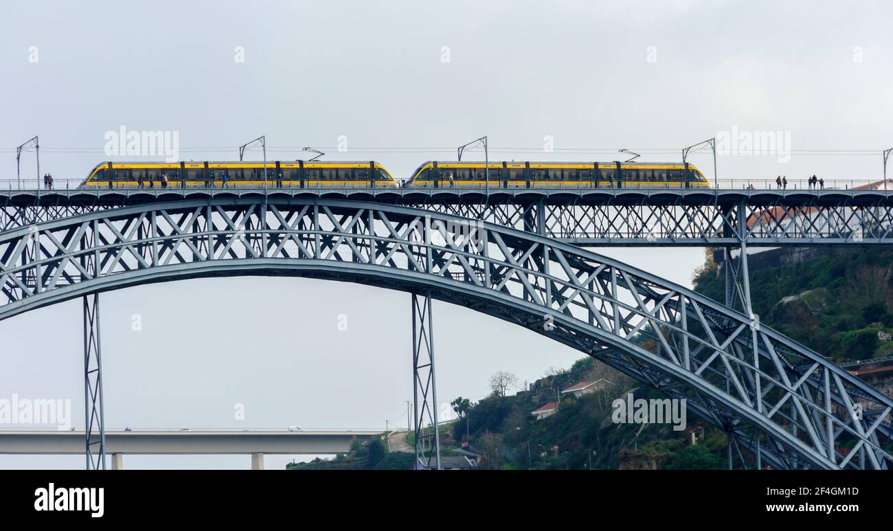 Tram che corre sul ponte Dom Luís i, Porto, Portogallo, Foto Stock