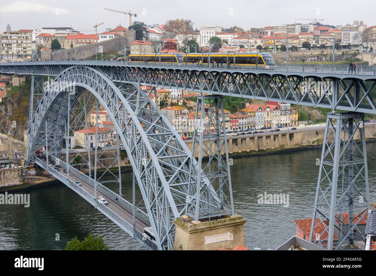 Tram che corre sul ponte Dom Luís i, Porto, Portogallo, Foto Stock