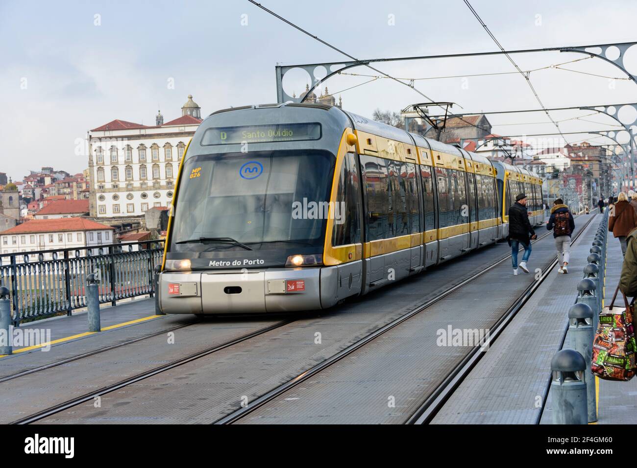 Tram moderno sul ponte Dom Luis I. Porto, Portogallo. Foto Stock