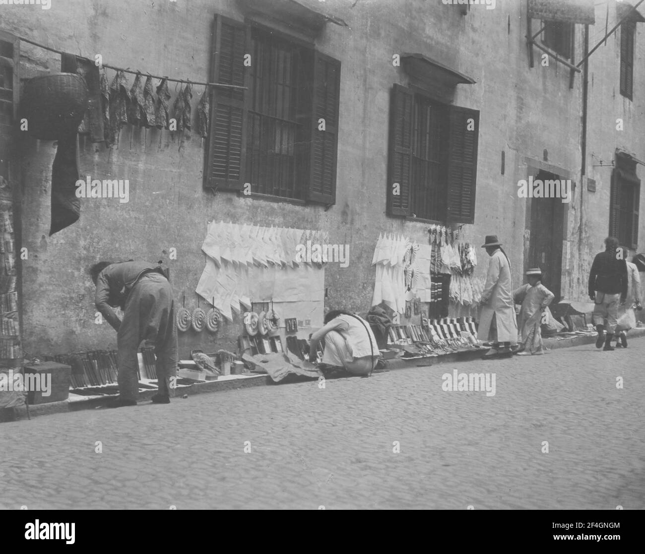 Peddler di lato della strada e i clienti, Cina, Shanghai (Cina), 1908. Dalla collezione di fotografie di Sidney D. Gamble. () Foto Stock