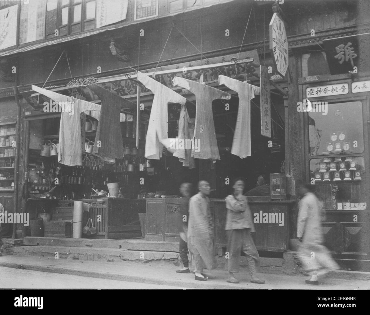 Street Side Store, Cina, Shanghai (Cina), 1908. Dalla collezione di fotografie di Sidney D. Gamble. () Foto Stock