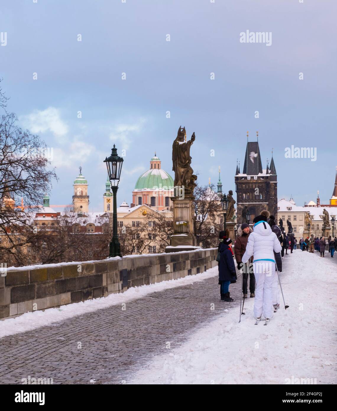 Sciatori, Karluv Most, Ponte Carlo, Praga, Repubblica Ceca Foto Stock