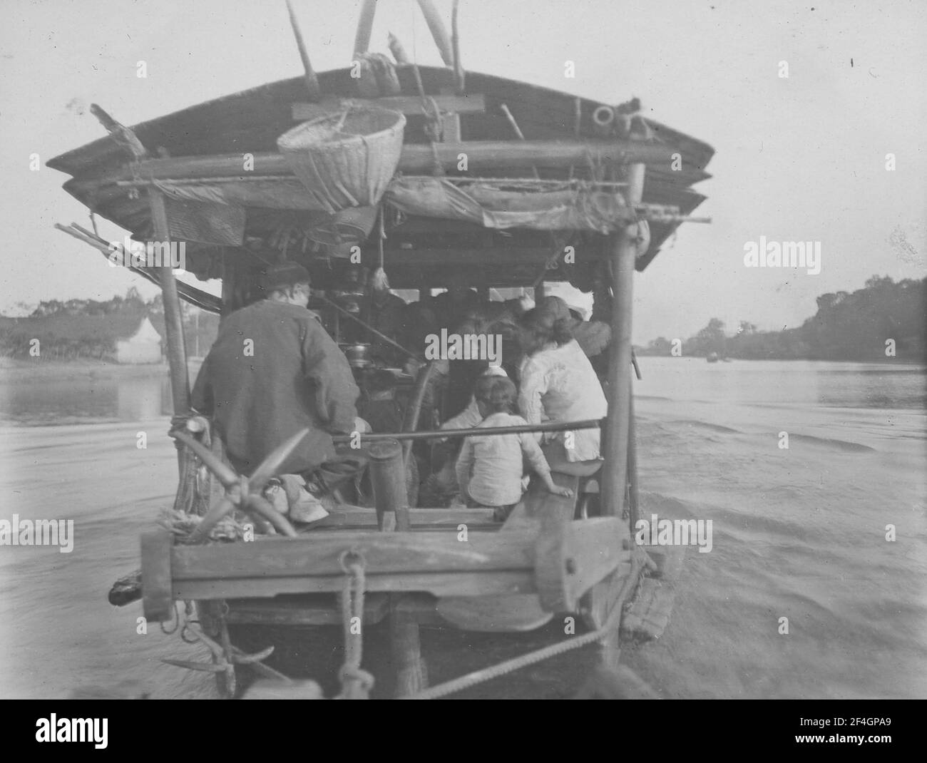 Barca dal retro con passeggeri, Cina, Grand Canal (Cina), 1908. Dalla collezione di fotografie di Sidney D. Gamble. () Foto Stock Barca dal retro con passeggeri, Cina, Grand Canal (Cina), 1908. Dalla collezione di fotografie di Sidney D. Gamble. () Foto Stock