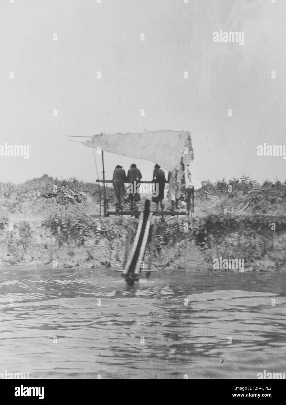 Quattro persone in una macchina di irrigazione sulla banca, Cina, Grand Canal (Cina), 1908. Dalla collezione di fotografie di Sidney D. Gamble. () Foto Stock