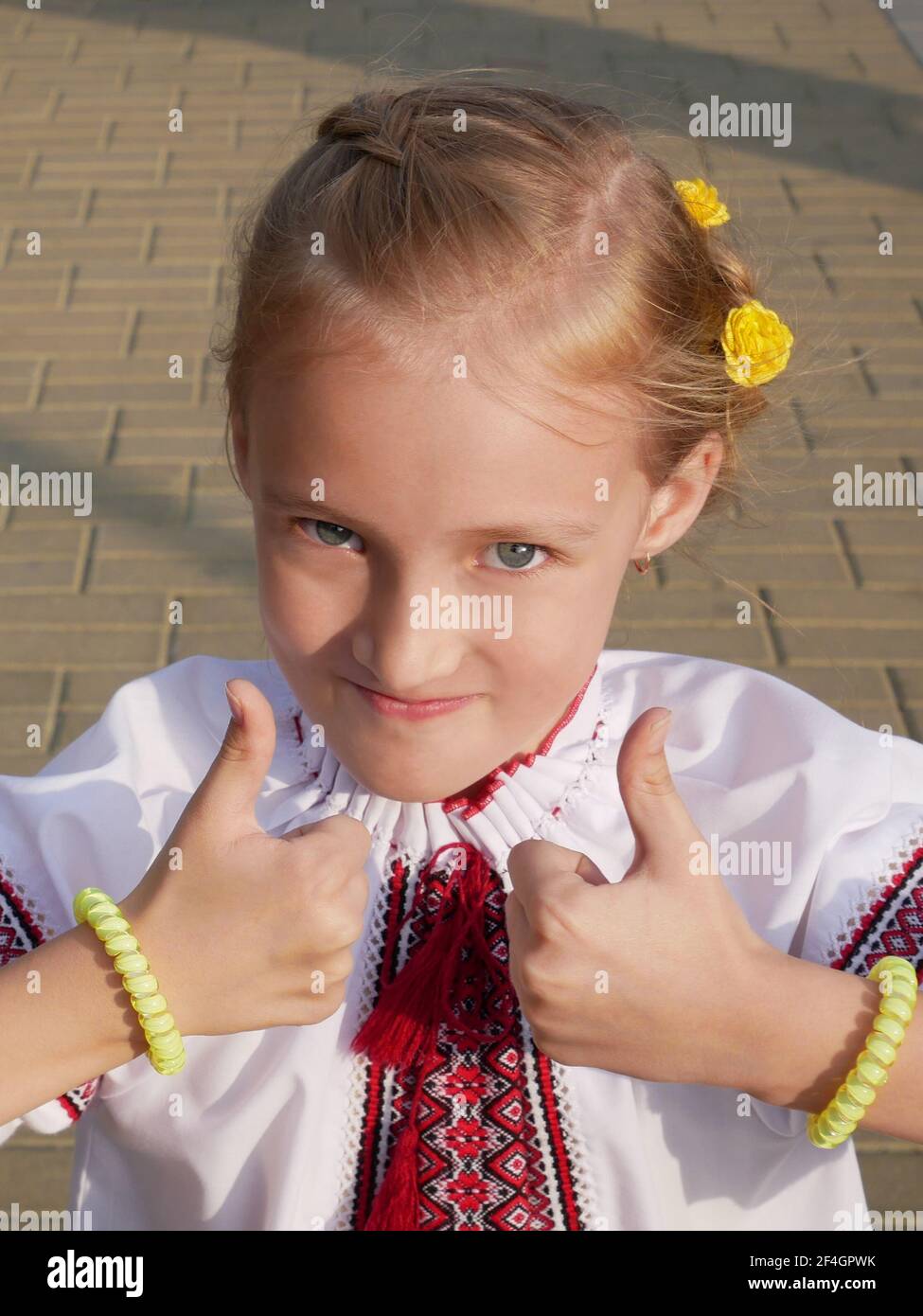 Caucasica bionda bambina in festa ucraino ricamato gesti camicia tutto il meglio, ora estiva, tempo soleggiato, Independence Day Foto Stock