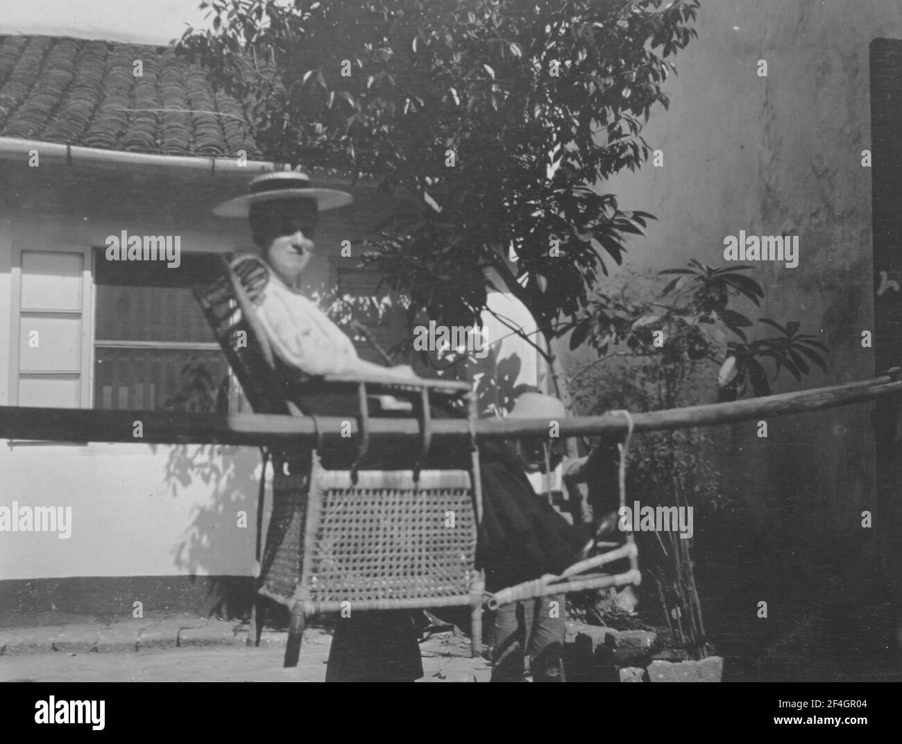 Donna occidentale su una sedia berlina, Cina, Hangzhou (Cina), Zhejiang Sheng (Cina), 1908. Dalla collezione di fotografie di Sidney D. Gamble. () Foto Stock