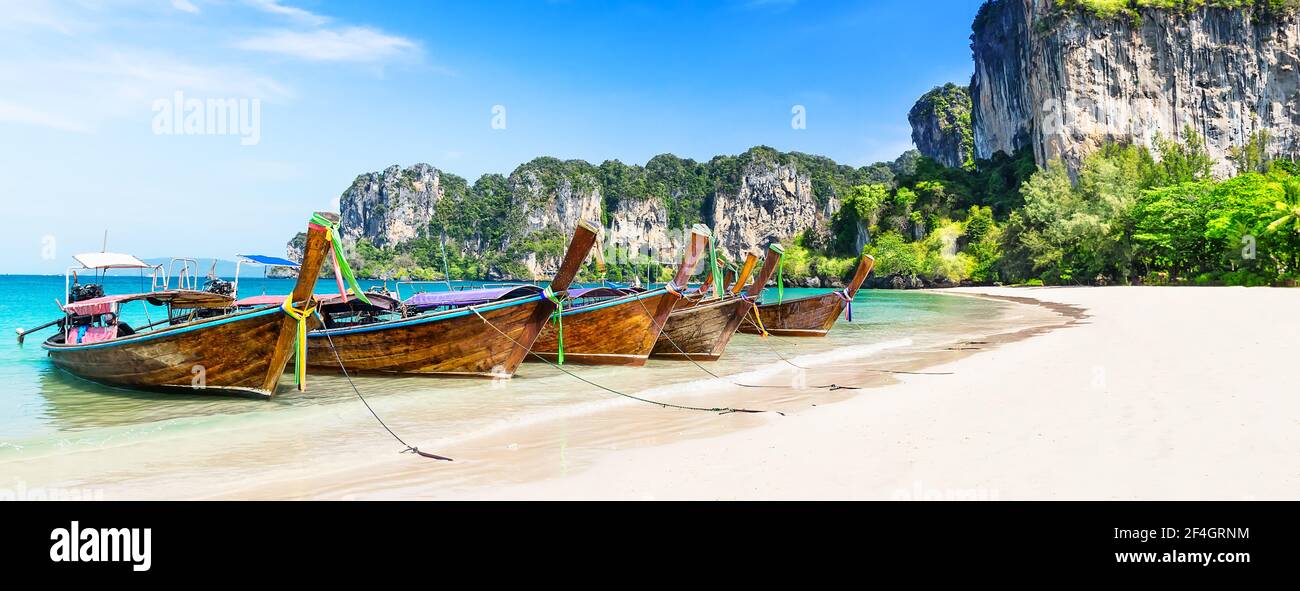 Tradizionale barca a coda lunga in legno tailandese e bella spiaggia di sabbia Railay nella provincia di Krabi. Ao Nang, Thailandia. Foto Stock