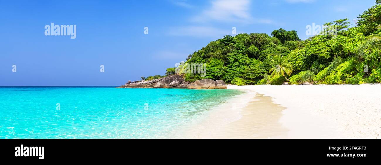 Panorama di bella spiaggia e cielo blu nelle isole Similan, Thailandia. Vacanze sfondo con vista sulla bella spiaggia tropicale. Viaggi estate ho Foto Stock