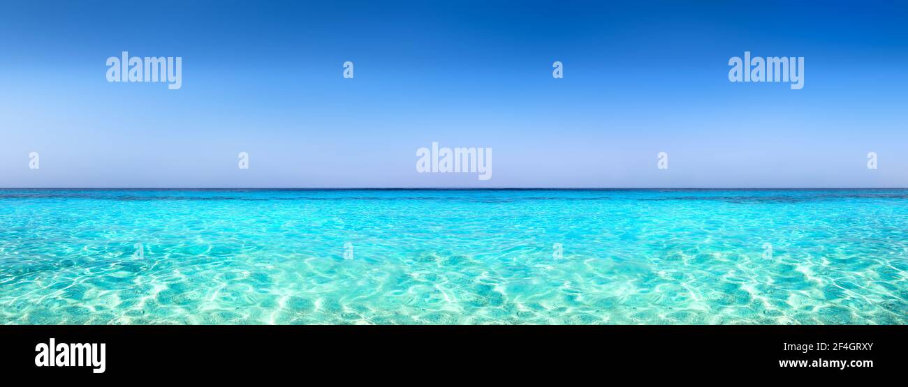 Panorama di belle acque turchesi su una spiaggia tropicale alle Maldive. Vacanza estate spiaggia sfondo. Foto Stock