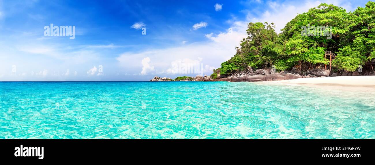 Panorama di bella spiaggia e cielo blu nelle isole Similan, Thailandia. Vacanza estate vacanze background. Vista panoramica su una bella spiaggia tropicale. Foto Stock
