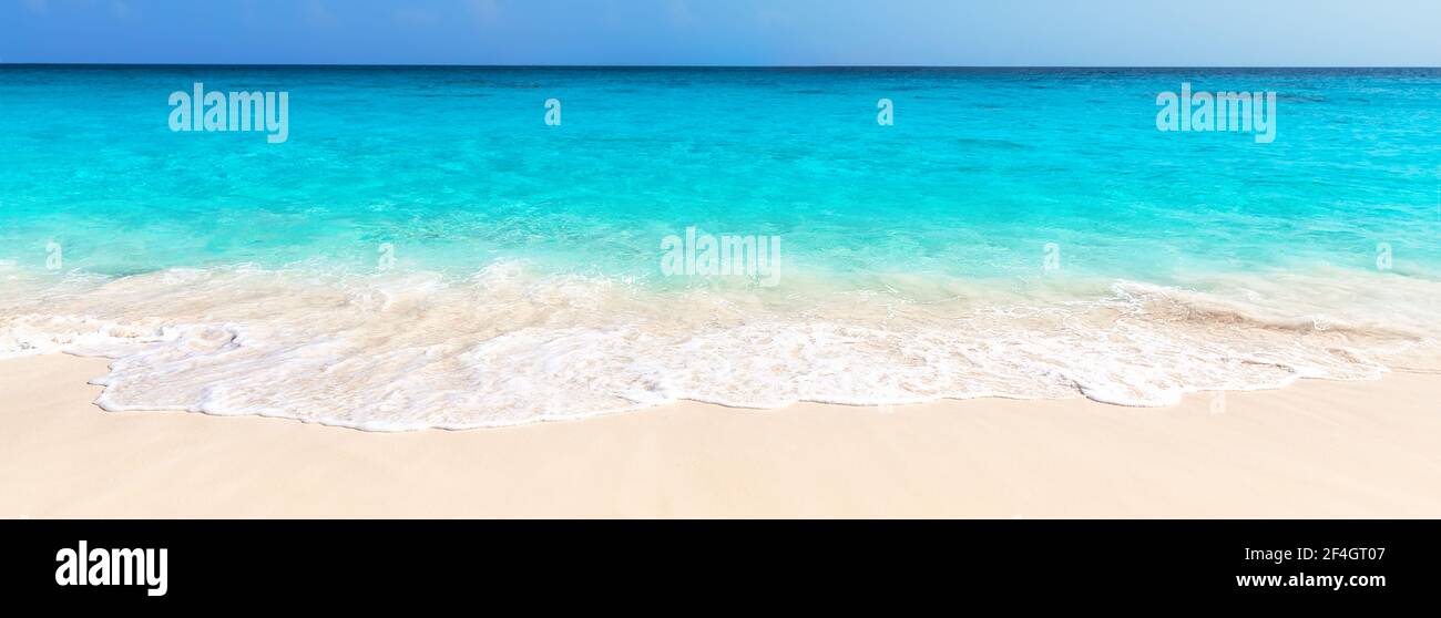 Panorama di onde del mare sulla spiaggia di sabbia a Punta Cana, Repubblica Dominicana. Paesaggio di estate tropicale. Concetto di vacanza estiva sulla spiaggia. Foto Stock