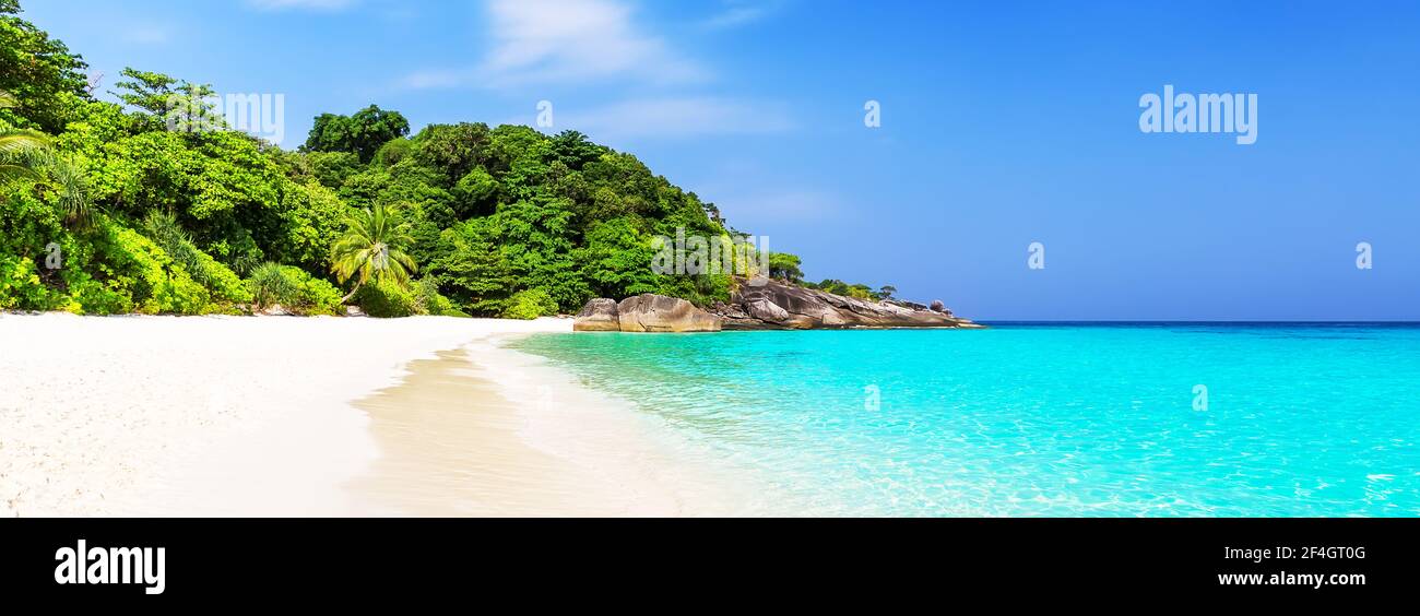 Panorama di bella spiaggia e cielo blu nelle isole Similan, Thailandia. Vacanze sfondo con vista sulla bella spiaggia tropicale. Viaggi estate ho Foto Stock