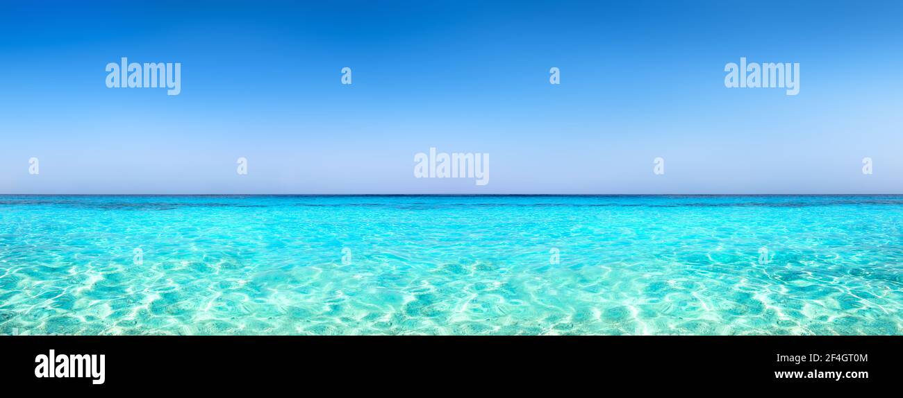 Panorama di belle acque turchesi su una spiaggia tropicale alle Maldive. Vacanza estate spiaggia sfondo. Foto Stock