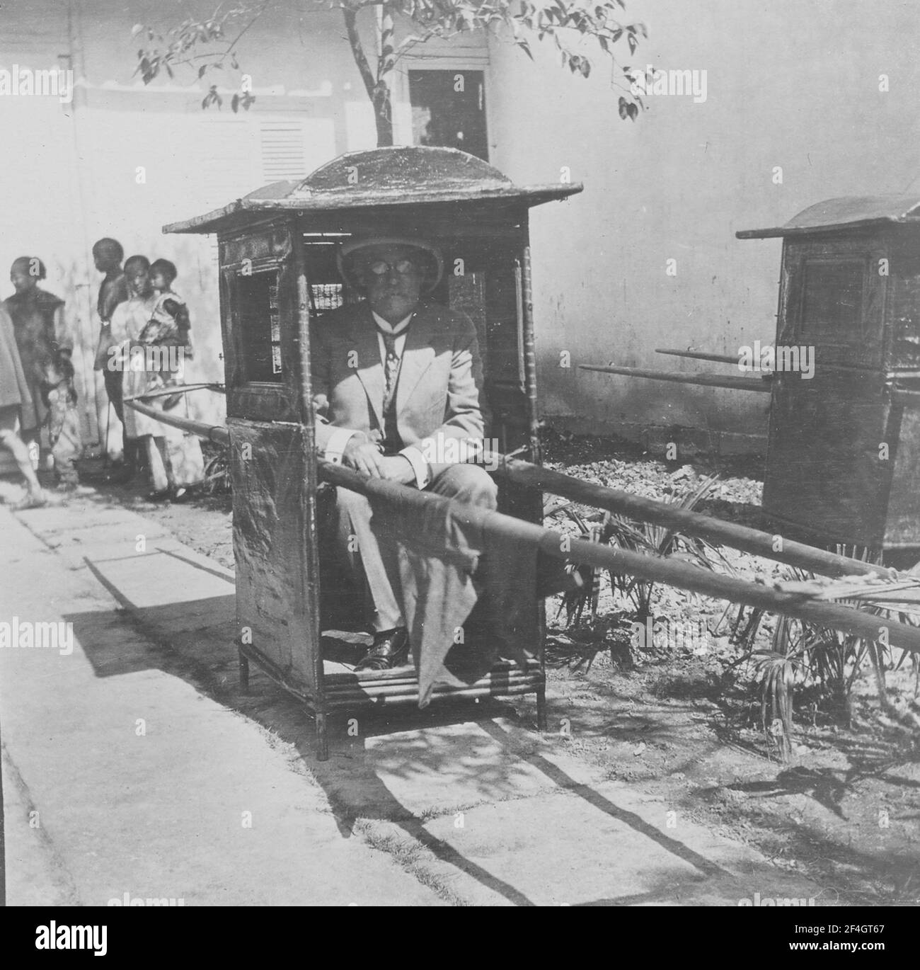 David Gamble seduto all'interno di una sedia berlina, Cina, Hangzhou (Cina), Zhejiang Sheng (Cina), 1908. Dalla collezione di fotografie di Sidney D. Gamble. () Foto Stock