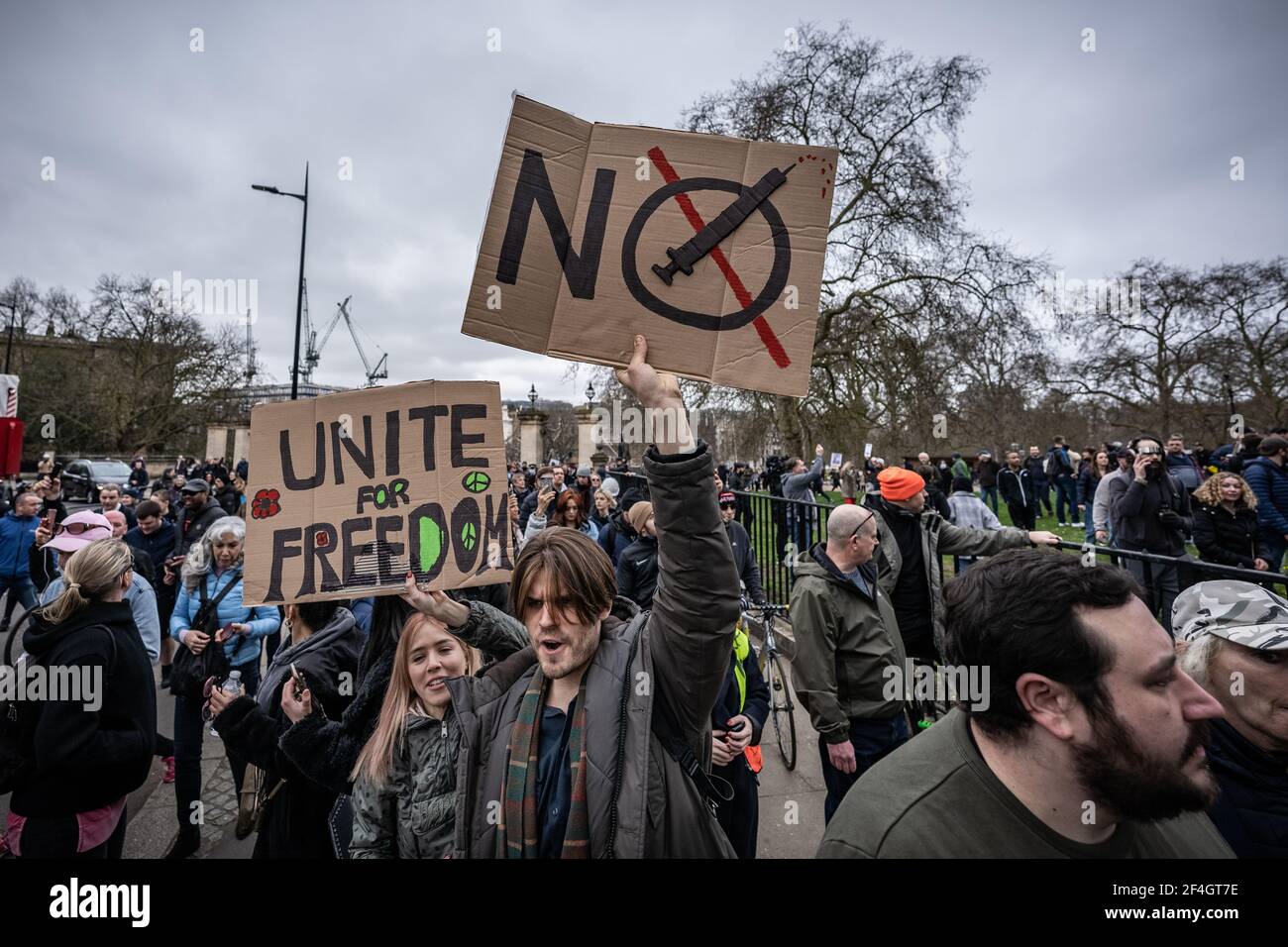 Coronavirus: Migliaia di manifestanti anti anti anti-blocco marciano sotto un pesante controllo della polizia da Hyde Park a Westminster. Londra, Regno Unito. Foto Stock