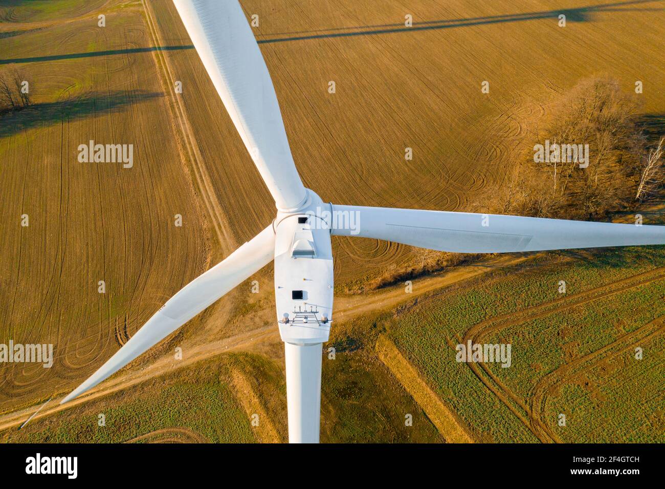 Vista aerea della vite del mulino a vento o della turbina eolica sul campo alla luce del sole Foto Stock