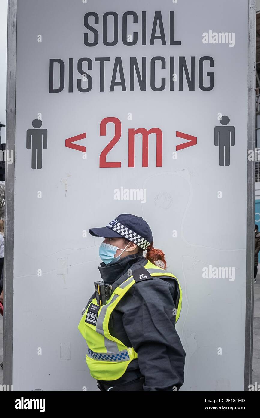 Coronavirus: Migliaia di manifestanti anti anti anti-blocco marciano sotto un pesante controllo della polizia da Hyde Park a Westminster. Londra, Regno Unito. Foto Stock