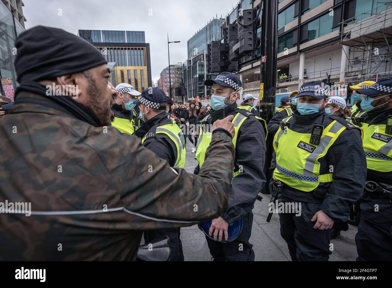 Coronavirus: Migliaia di manifestanti anti anti anti-blocco marciano sotto un pesante controllo della polizia da Hyde Park a Westminster. Londra, Regno Unito. Foto Stock