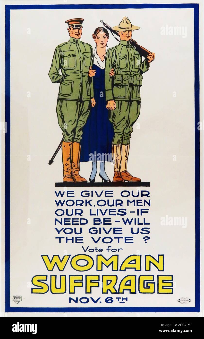 Poster raffigurante una donna affiancata da due soldati, con testo che chiede il suffragio delle donne in cambio dei loro sacrifici ('il nostro lavoro, i nostri uomini, le nostre vite') durante la prima guerra mondiale, stampato a New York per il mercato americano, ottobre 1917. Fotografia di Emilia van Beugen. () Foto Stock