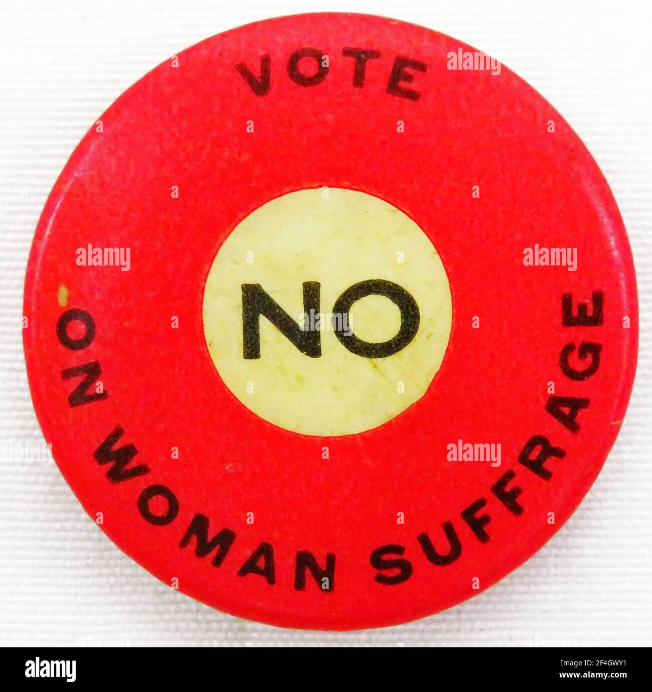 Perno o bottone celluloide anti-suffragio, con disegno a "bullseye" rosso e bianco e testo "Vota No sul suffragio della donna", prodotto per il mercato americano, 1900. Fotografia di Emilia van Beugen. () Foto Stock