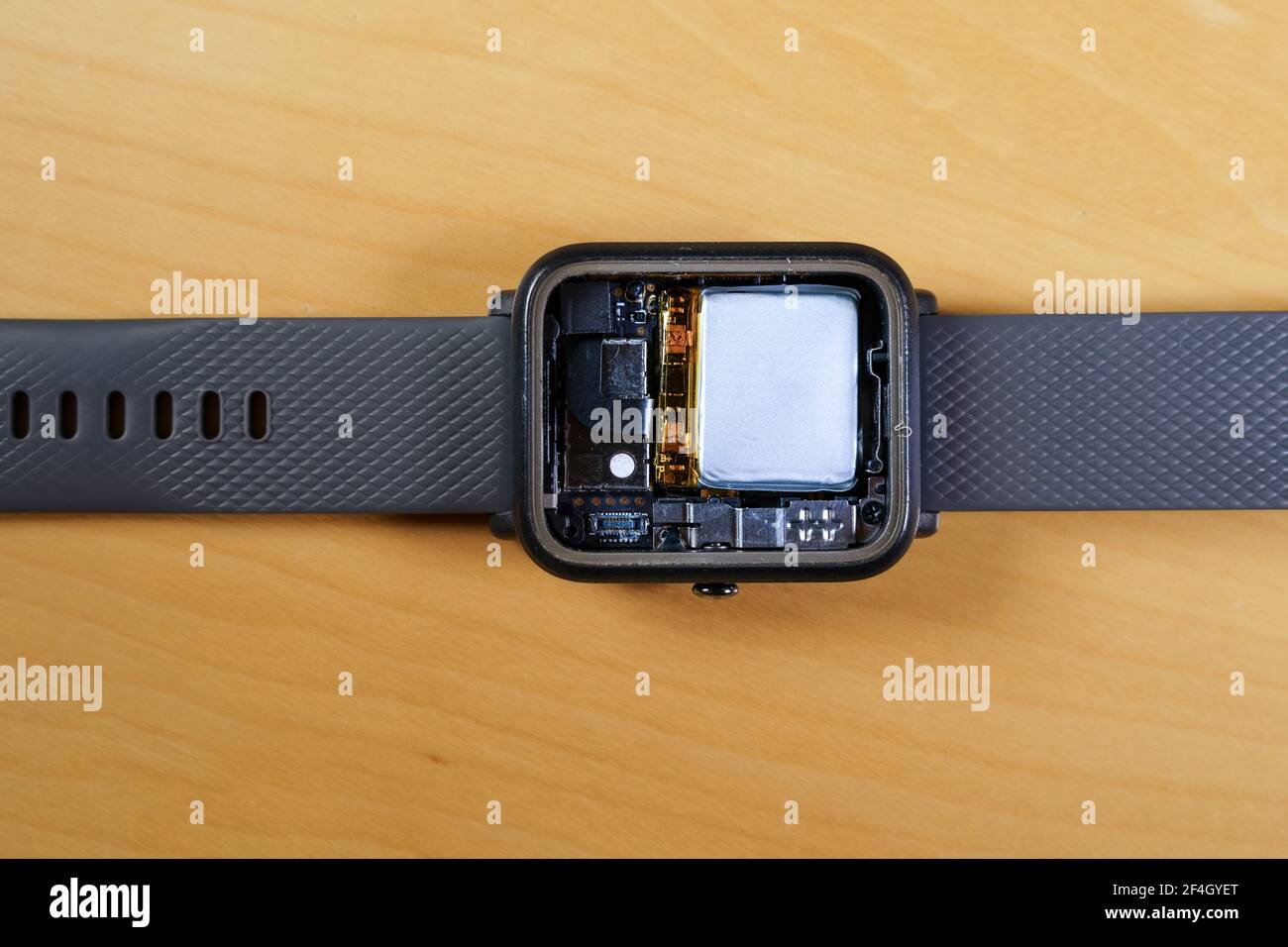 Smartwatch smontato che mostra l'interno, la batteria, i diversi sensori e la CPU. Foto Stock