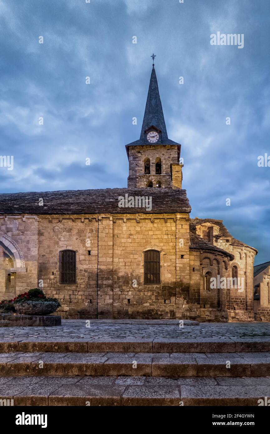 Torre della chiesa di Bosost nell'ora blu, Valle de Aran, Lleida Spagna, verticale Foto Stock
