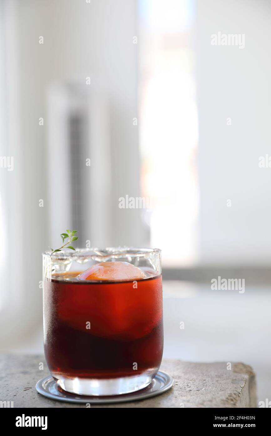 cocktail alcolico vecchio stile con guarnitura sault Foto Stock