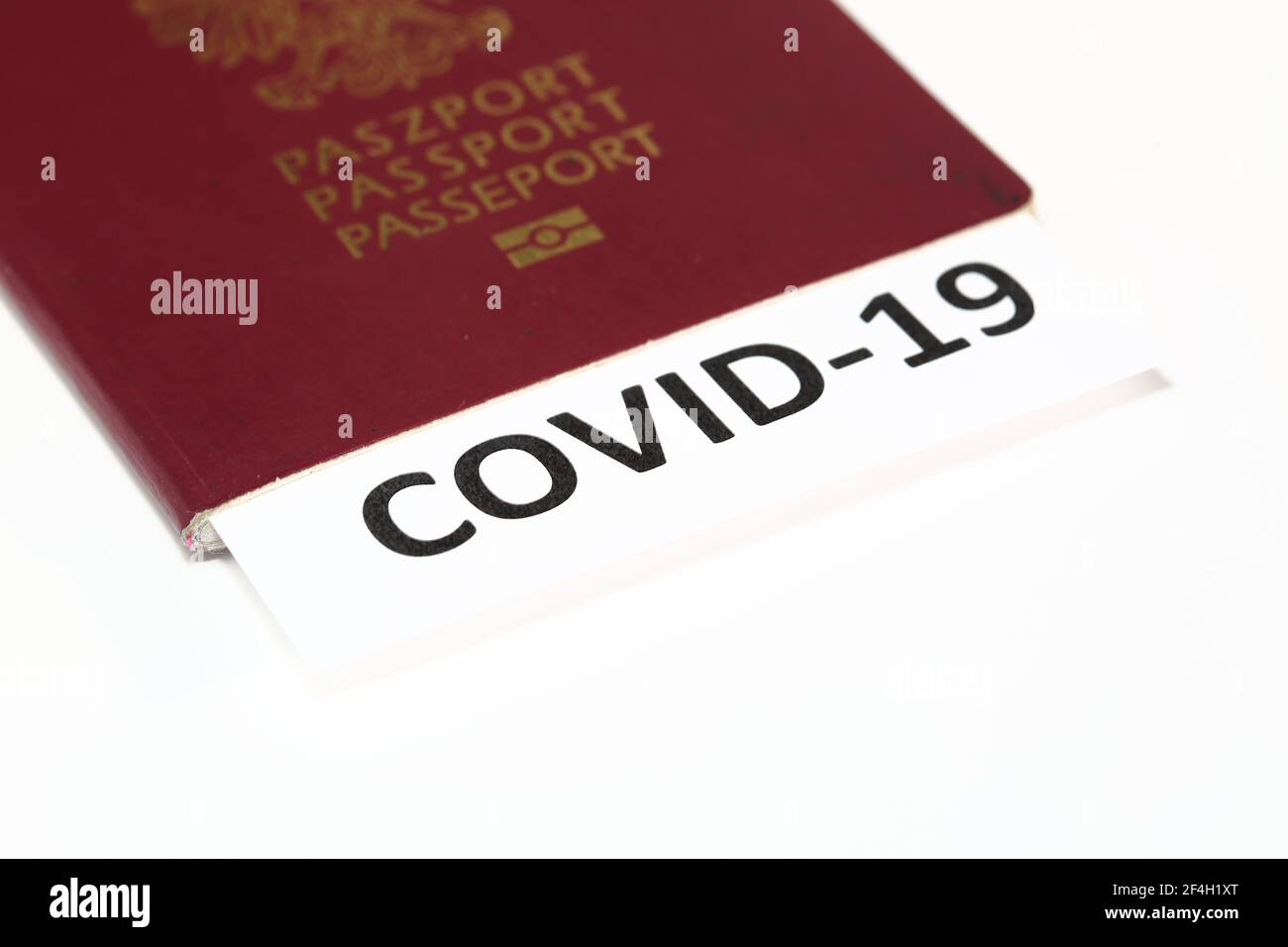 Passaporto con foglio di carta bianco che mostra la cassaforte di prova controllata Modulo COVID-19 Foto Stock