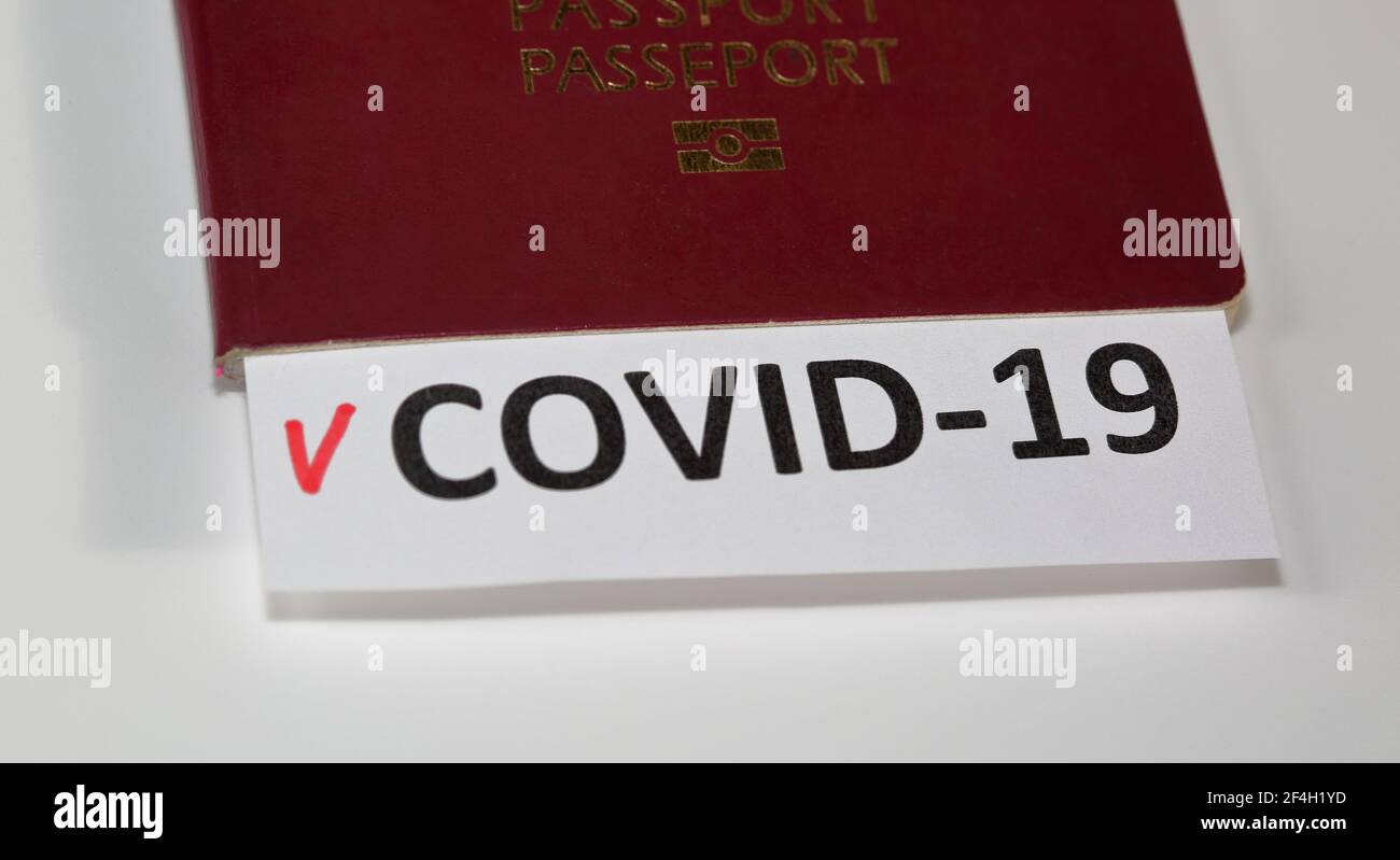 Passaporto con foglio di carta bianco che mostra la cassaforte di prova controllata Modulo COVID-19 Foto Stock