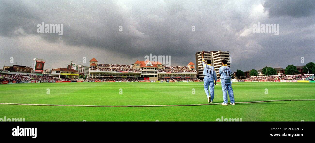 Cricket World Cup 1999 India contro Nuova Zelanda Super Six Gruppo Venkatesh Prasad e Nikhil Chopra dell'India sembrano Attenzione a ciò che viene da dietro il ponte Trent pavillion una grande nuvola di tempesta Foto Stock