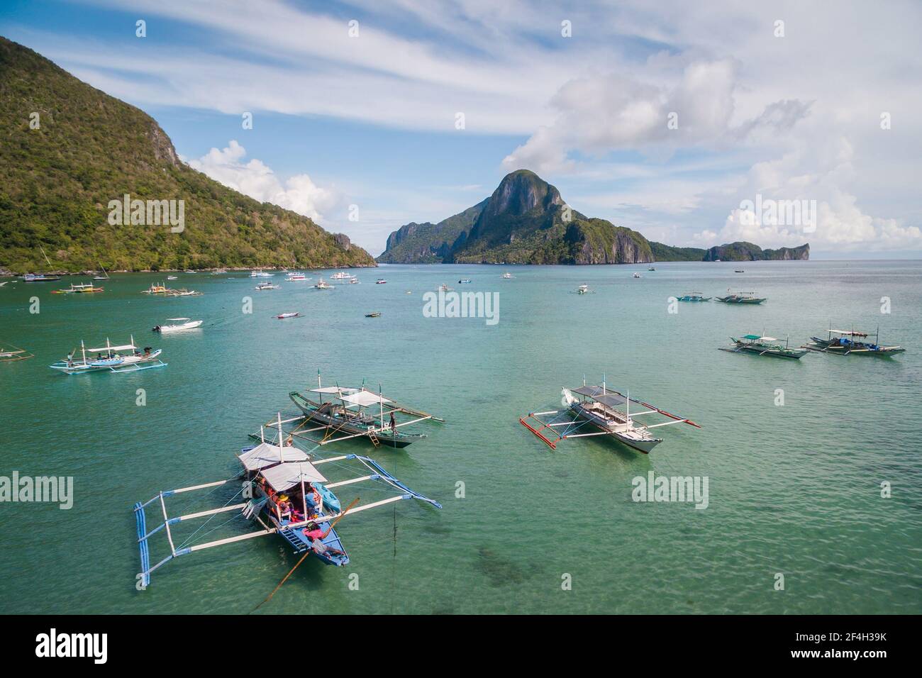 Vista aerea delle barche al porto di El Nido a El Nido, Isola di Palawan, Filippine. Foto Stock