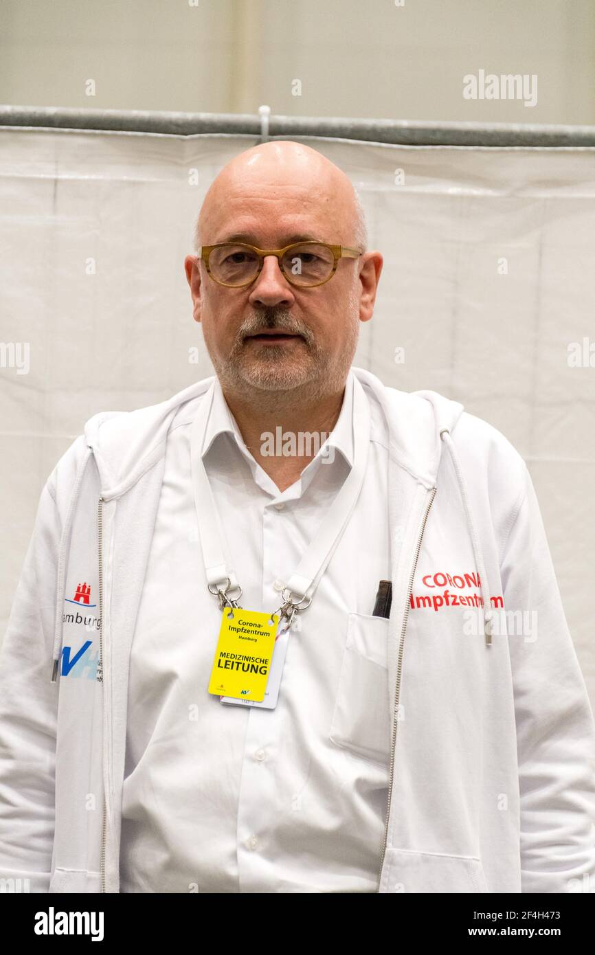 Dr. Dirk Heinrich ist medizinischer Leiter des Hamburger Corona-Impfzentrums.Hamburgs Bürgermeister Peter Tschentscher (SPD) – vor seinem Wechsel in d Foto Stock