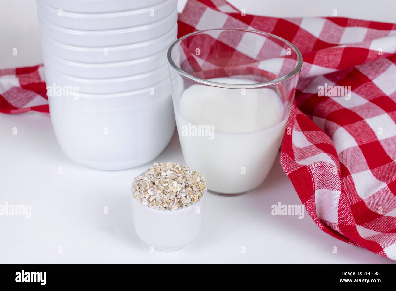 Bicchiere e bottiglia di latte d'avena con cereali d'avena. Senza latte, latticini e lattosio a base di piano vegano. Foto Stock