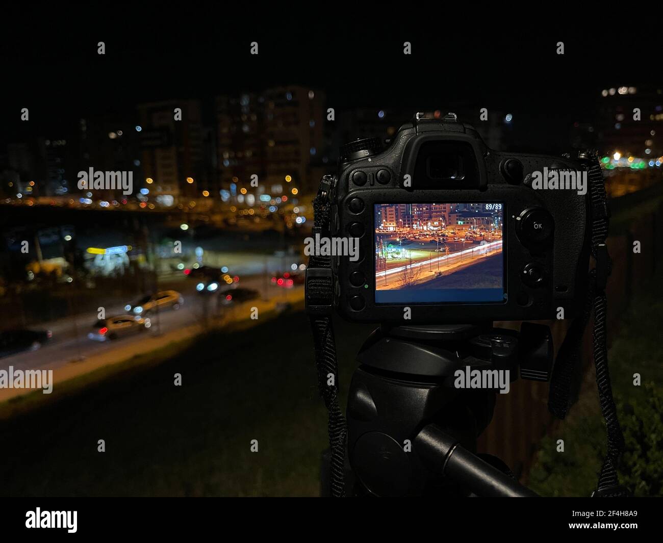 Backstage per scattare foto all'aperto con una fotocamera professionale Foto Stock