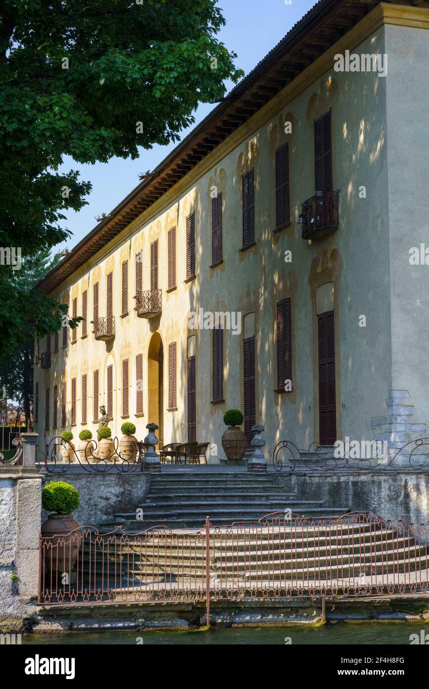 Pista ciclabile lungo il Naviglio Grande da Abbiategrasso a Turbigo (Lombardia), a Robecco sul Naviglio: Villa Gaia Foto Stock