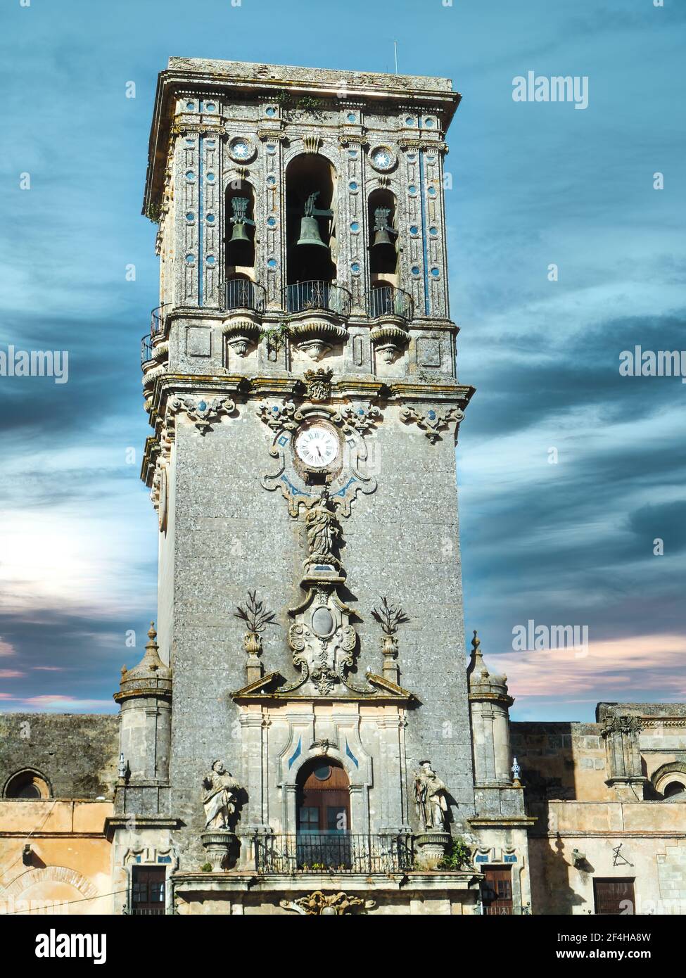 Campanile della Basilica Menor de Santa María de la Asunción, in Arcos de la Frontera, una bella città nella provincia di Cadice, Andalusia, Spagna Foto Stock