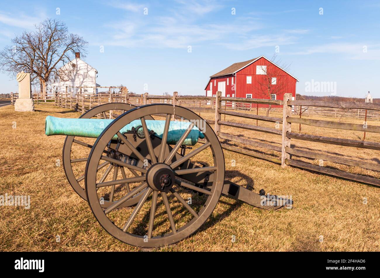 Il fienile presso la Casa Klingel con una recinzione di legno E un cannone della guerra civile sul Gettysburg National Military Parcheggio Foto Stock