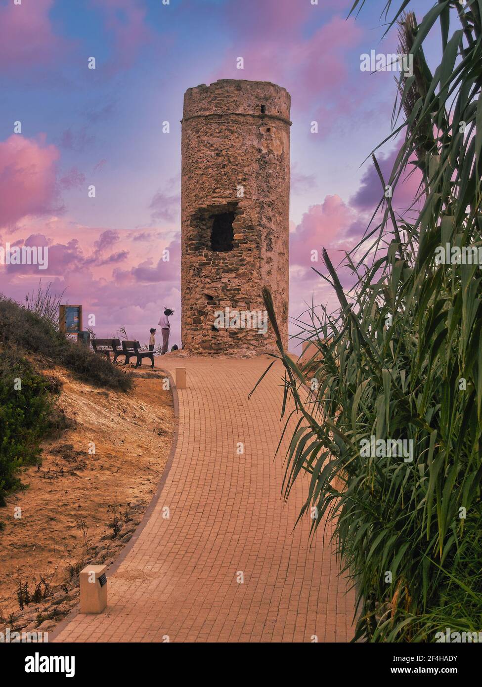 'Torre del Puerco', una vecchia torre di guardia situata a Chiclana de la Frontera, Cádiz, Andalusia, Spagna Foto Stock